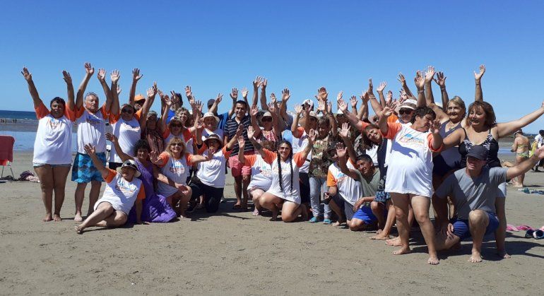 Ramón Rioseco compartió actividades con los abuelos de Cutral Co en Las Grutas.