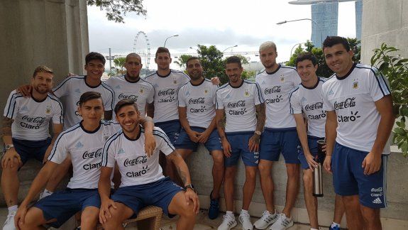 Los jugadores de la Selección se mostraron distendidos en Singapur. Acuña puede hacer historia en el fútbol neuquino si mañana ingresa como titular en el equipo de Sampaoli.