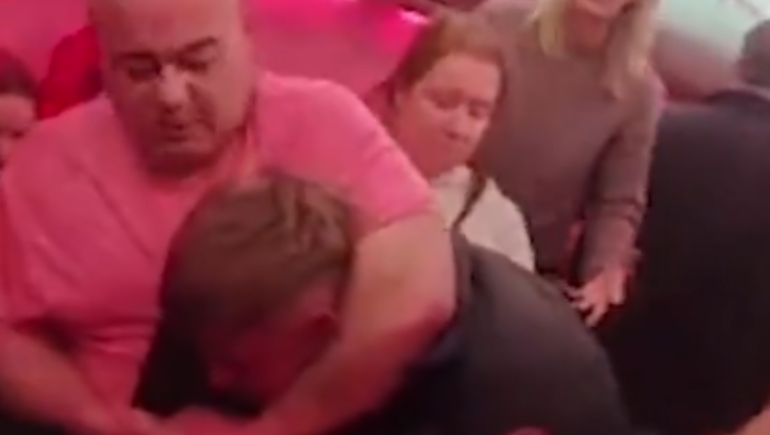 Violenta pelea a bordo de un avión terminó en un aterrizaje de emergencia en Bélgica