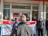 Sigue la medida de fuerza en banco cipoleño por despidos y traslados forzosos: cómo sigue la atención