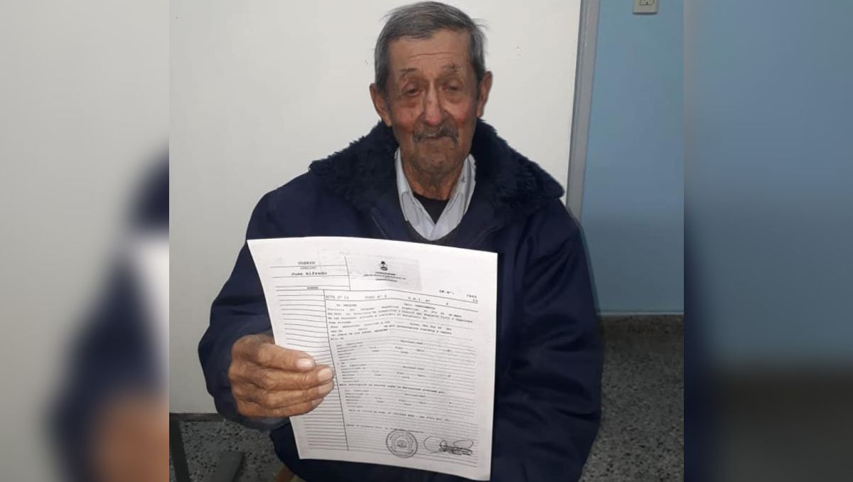 Increíble: obtuvo su partida de nacimiento a los 79 años