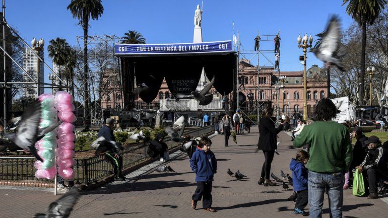 La CGT y las CTA marchan a Plaza de Mayo contra las políticas de Macri