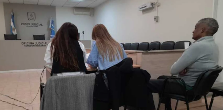 Oscar Isaías Valdéz Carbajal, con sus abogadas defensoras, en una audiencia judicial. Oscar Isaías Valdéz Carbajal, con sus abogadas defensoras, en una audiencia judicial. 