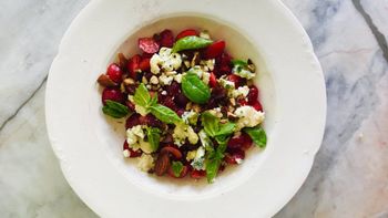 Ensalada fresca de cerezas, queso azul y almendras Ensalada fresca de cerezas, queso azul y almendras