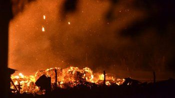 en fotos: asi fue el voraz incendio en la papelera de ruta 151 en fotos: asi fue el voraz incendio en la papelera de ruta 151