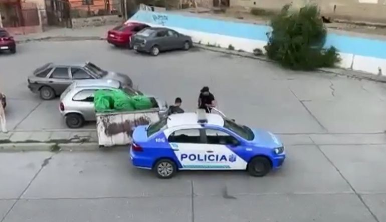 Personal policial trabaja en el lugar de la balacera, en el barrio 2 de Abril de Caleta Olivia. Personal policial trabaja en el lugar de la balacera, en el barrio 2 de Abril de Caleta Olivia.