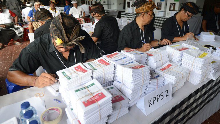 Indonesia: 300 muertos en el conteo de votos