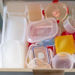 Chau a los tuppers desordenados: la solución sencilla que transforma la cocina en un solo paso | LM Neuquen Chau a los tuppers desordenados: la solución sencilla que transforma la cocina en un solo paso