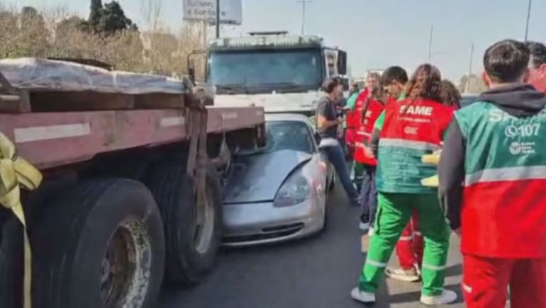 El Porsche tuvo un efecto sanguchito entre camiones
