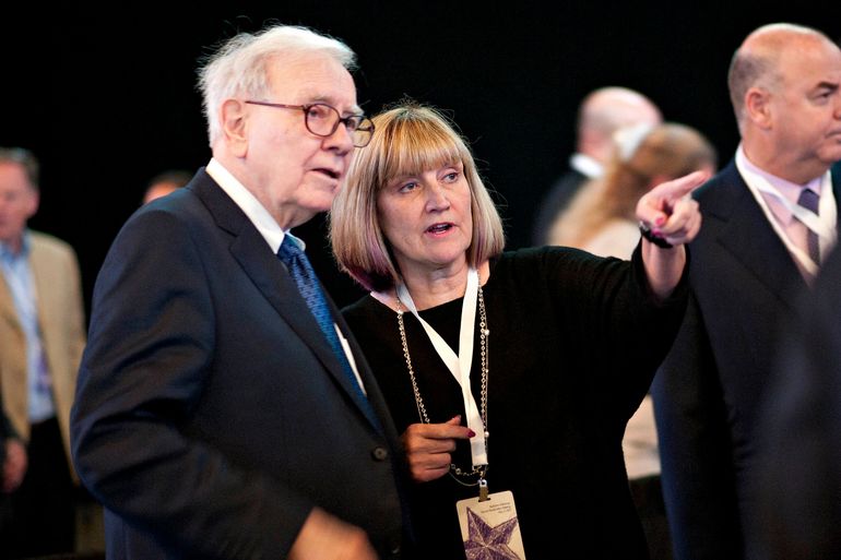 El multimillonario Warren Buffet junto a su hija Susan.
