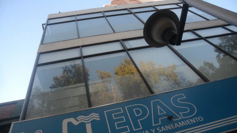 El gobernador Omar Gutiérrez y el intendente Horacio Quiroga deben ponerse de acuerdo para mejorar los servicios del organismo en la ciudad.