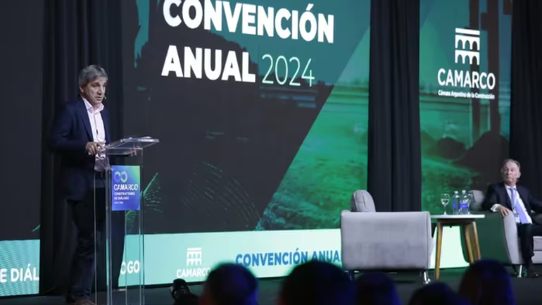 Luis Caputo habló de los impuestos ante empresarios