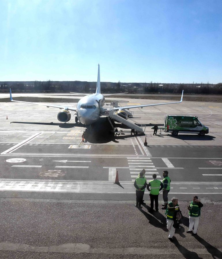 Un vuelo de Flybondi aterrizó de emergencia en Neuquén: murió un pasajero
