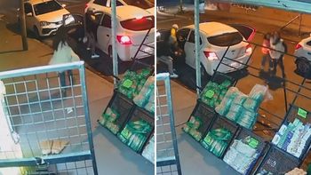 quisieron robarle el auto con su hija adentro y ella se defendio a escobazos: video quisieron robarle el auto con su hija adentro y ella se defendio a escobazos: video