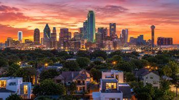 Dallas espera recibir a miles de visitantes durante el Mundial 2026, un evento que impulsó inversiones en infraestructura y transporte. Dallas espera recibir a miles de visitantes durante el Mundial 2026, un evento que impulsó inversiones en infraestructura y transporte.