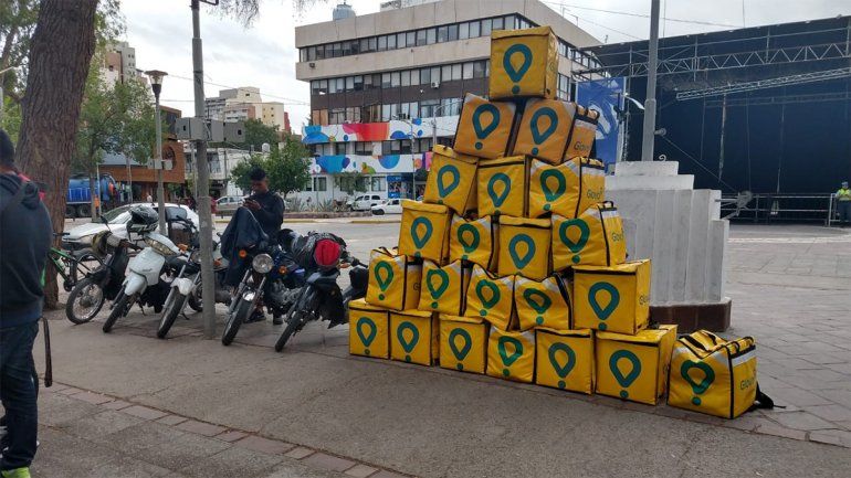 Repartidores de Glovo se manifestaron en el Monumento en reclamo por lo que cobran