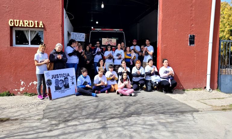 Familiares de las víctimas en el cuartel de Bomberos Voluntarios de Plaza Huincul. Familiares de las víctimas en el cuartel de Bomberos Voluntarios de Plaza Huincul.