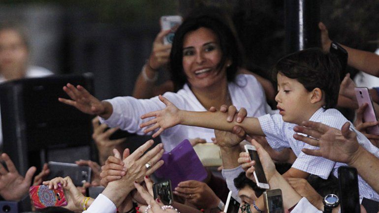 Francisco fue recibido por la presidenta chilena Michelle Bachelet en el aeropuerto de Santiago