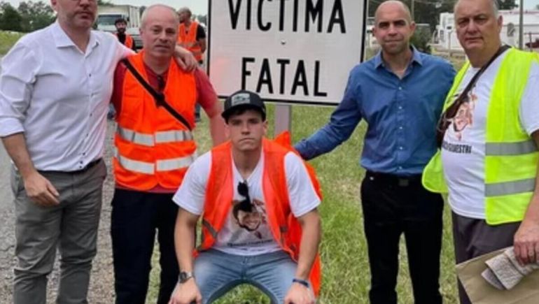 Chubut: Luciano Virgili (agachado) en el lugar donde perdió a sus cuatro amigos.