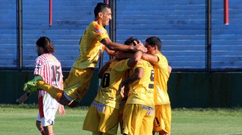 El ex delantero albinegro comenzó con el pie derecho en el Nacional B.