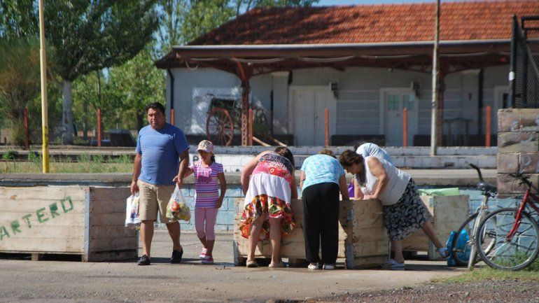 Los chacareros regalan miles de kilos de peras en Cipolletti y Fernández Oro