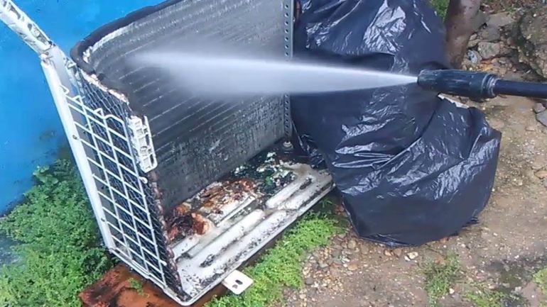 Expertos en refrigeración recomiendan limpiar el aire acondicionado tanto en la parte interna como en la externa.