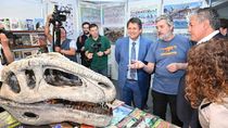 El intendente Mariano Gaido y el gobernador Rolando Figueroa visitaron la Feria del Libro.