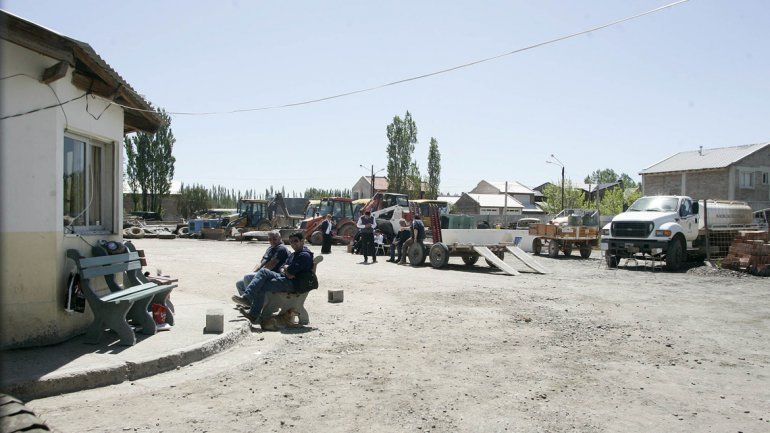 Empleados municipales de Centenario tomaron el corralón en reclamo del pase a planta.