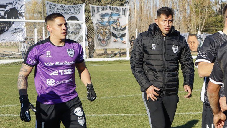 Alex Verón junto a Facundo Crespo al término del partido.