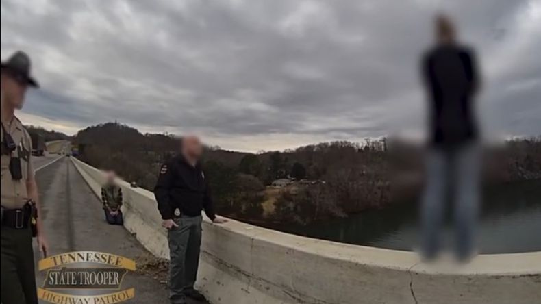 Antes de que los policías llegaran al lugar, un predicador se detuvo en el carril de emergencia y se arrodilló a orar. | LM Neuquen Antes de que los policías llegaran al lugar, un predicador se detuvo en el carril de emergencia y se arrodilló a orar.