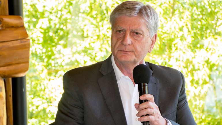 El gobernador Ziliotto puso en dudas el Pacto de Mayo que propone Milei. 