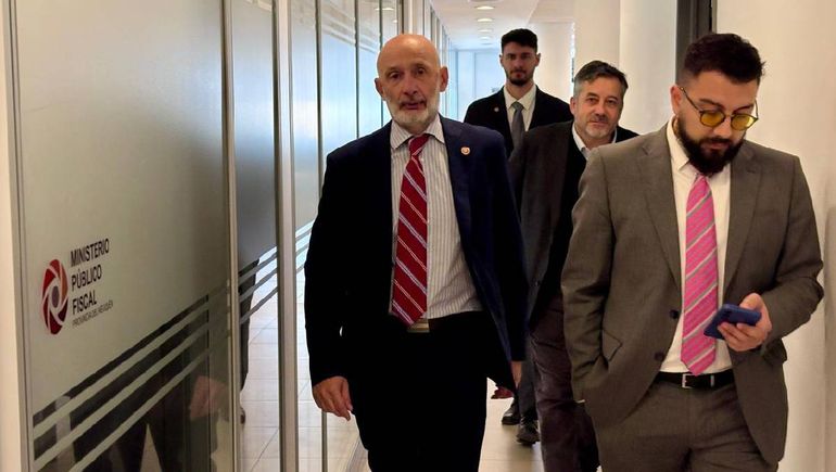 Los fiscales Pablo Vignaroli y Juan Narváez, acompañado por el fiscal Mariano Mansilla. Los fiscales Pablo Vignaroli y Juan Narváez, acompañado por el fiscal Mariano Mansilla.