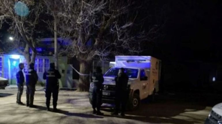 Escalofriante: una mujer mató a puñaladas a su hijo de 14 años mientras él la cuidaba