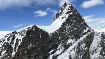El Rimpfischhorn es una montaña de 4.199 metros que está situada en Suiza y es muy opular entre los esquiadores de distintas partes del mundo. El Rimpfischhorn es una montaña de 4.199 metros que está situada en Suiza y es muy opular entre los esquiadores de distintas partes del mundo.