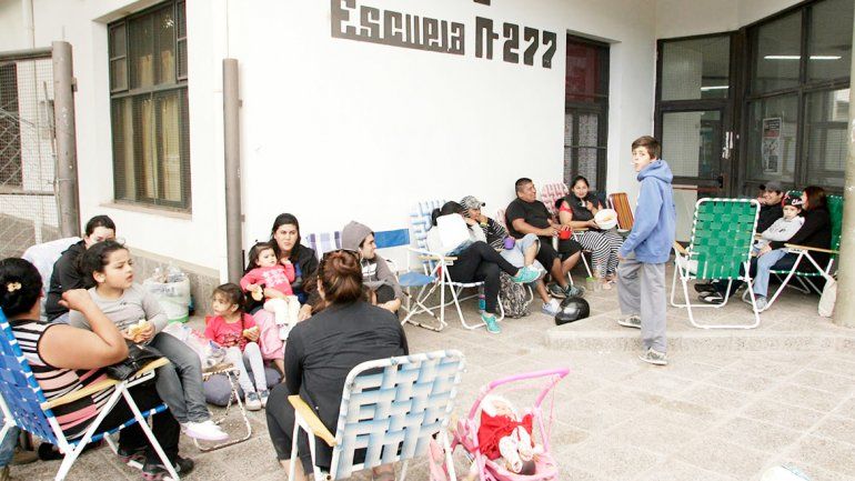 Desde 2011 los padres acampan para conseguir un lugar en la EPET 2.