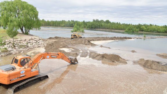 De cara al verano, las máquinas ya empezaron el dragado del río Limay.