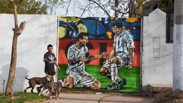 El espectacular mural de el Huevo y Messi en Neuquén.