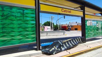 Los daños se registraron en la garita del Metrobús de Avenida del Trabajador y Catriel. Los daños se registraron en la garita del Metrobús de Avenida del Trabajador y Catriel.