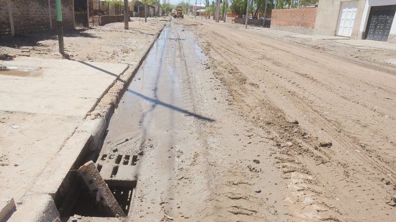 Algunas máquinas ya comenzaron a emparejar calles y a reparar los estragos que dejó la lluvia.