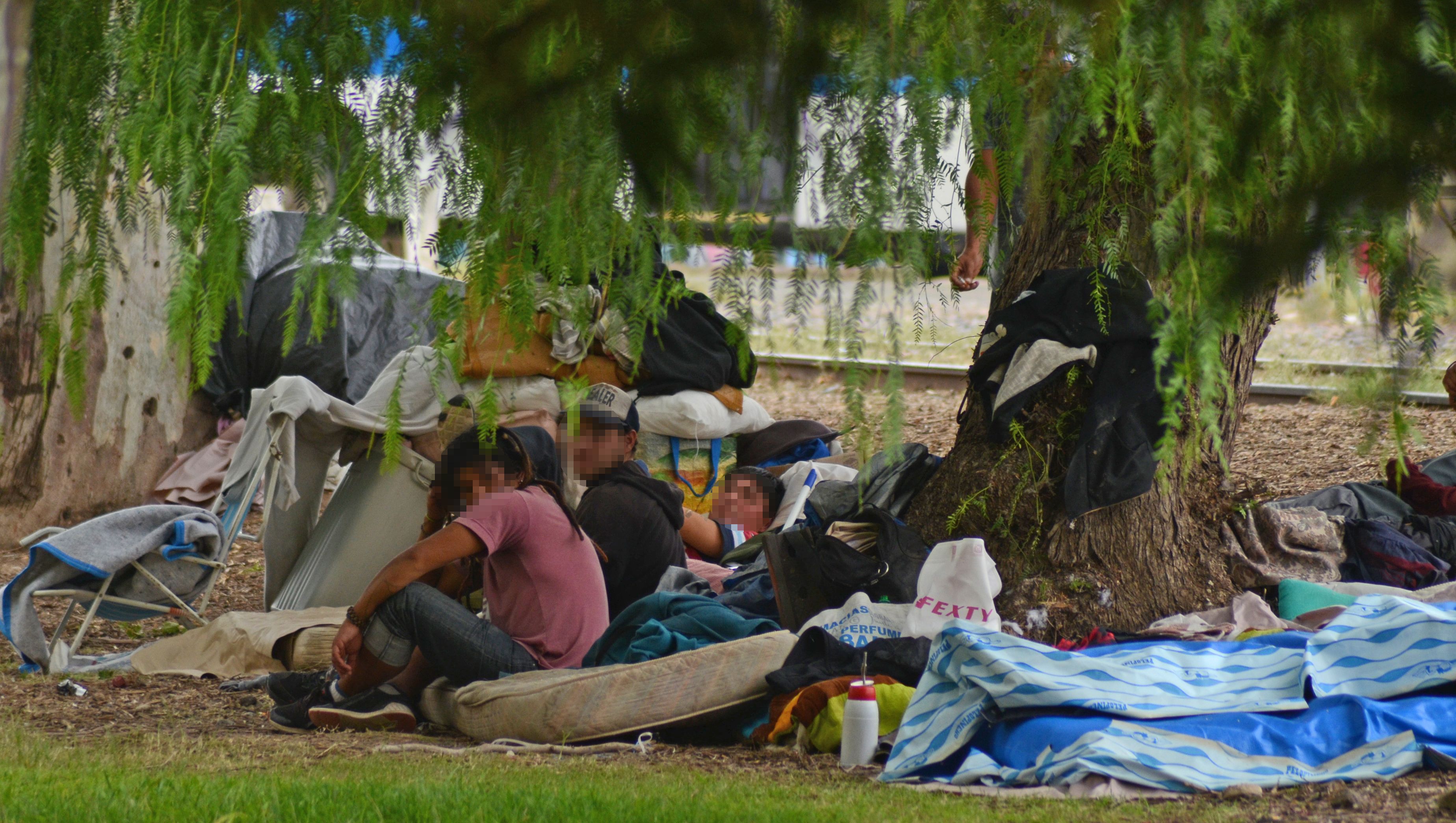 Cualquier espacio público es un refugio para quienes viven en las calles de Neuquén.