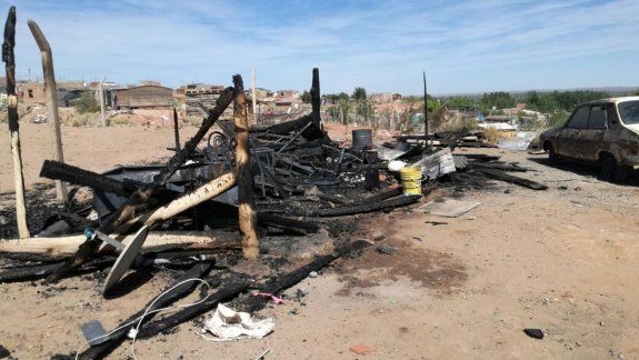 Un incendio consumió una casa y la familia quedó con lo puesto