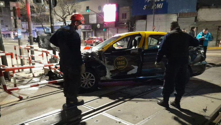 El taxista quedó destrozado tras el impacto