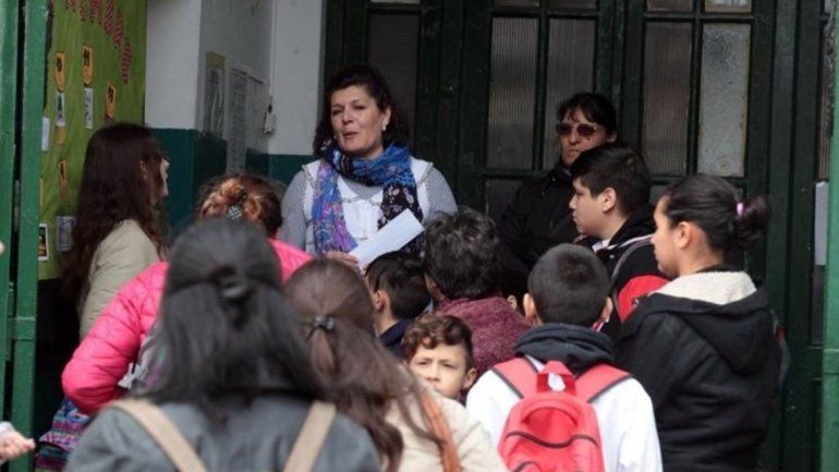 La directora de la escuela platense es una de las siete denunciantes.