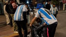 A la japonesa: los hinchas que salieron a limpiar las calles tras los festejos por Argentina-Inglaterra. A la japonesa: los hinchas que salieron a limpiar las calles tras los festejos por Argentina-Inglaterra.