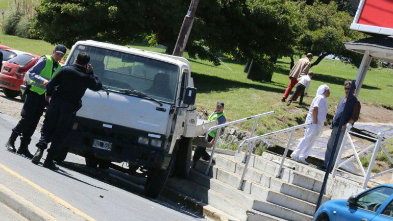 Se le soltó el freno de mano y atropelló a cinco estudiantes chilenos