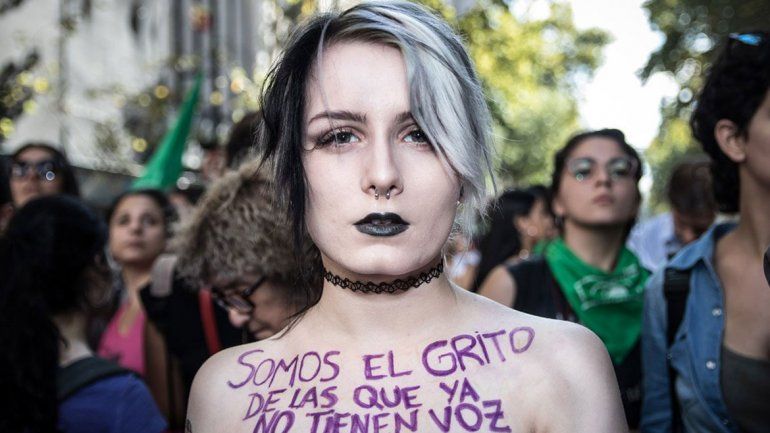 Las chicas se sienten más empoderadas pero más cosificadas