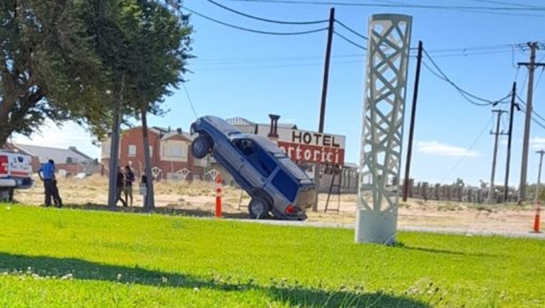 Una camioneta quedó colgada de un cable en Plaza Huincul