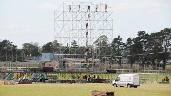 El fin de semana, operarios trabajaban en el armado del escenario en Tandil.