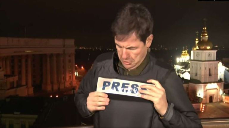 Periodista detuvo una transmisión en vivo y se puso un chaleco antibalas