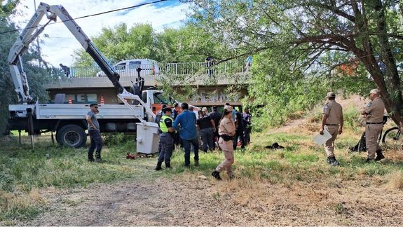 Prefectura y Policía intervinieron cuando el operario sufrió la descarga eléctrica.